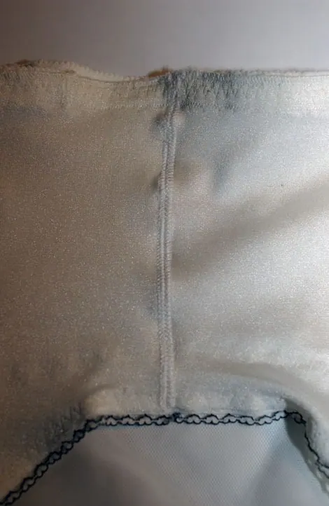 Selbstgenähter weißer Strumpfhalter