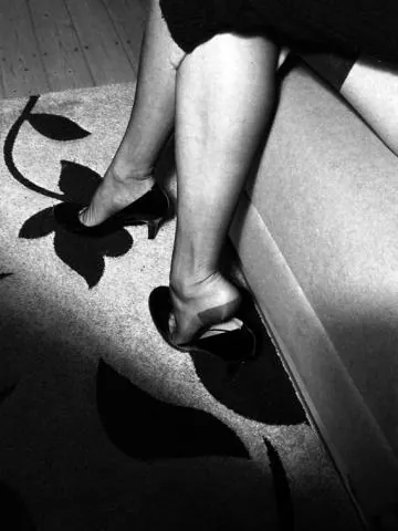Nahtlose Nylons mit High Heels, Schwarz-Weiß-Fotografie