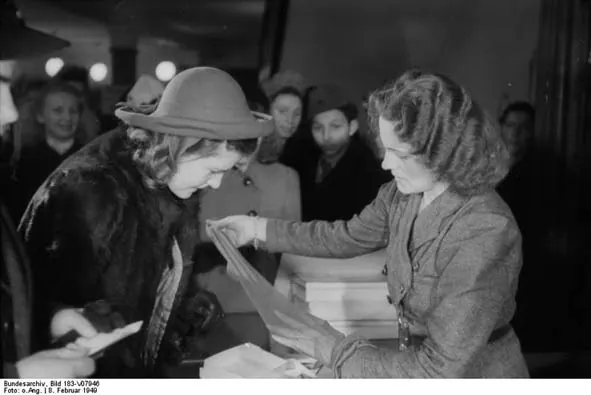 Strumpfkauf im HO-Kaufhaus Schwerin 1949
